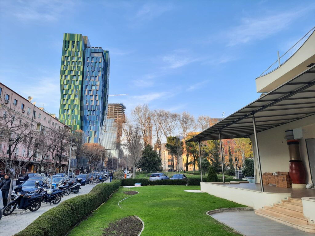 Centrul capitalei albaneze, Tirana sursă foto Tudor Sprînceană