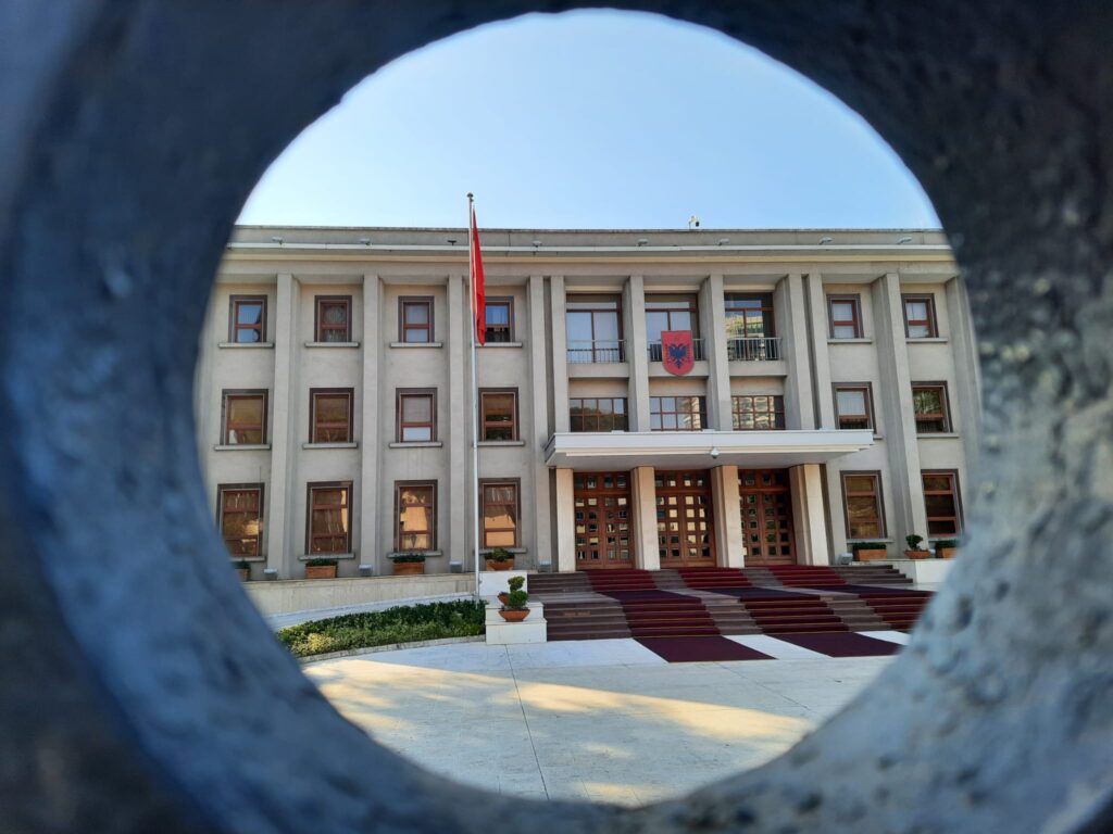 Institutie nationala in capitala albaneza, Tirana sursă foto Tudor Sprînceană