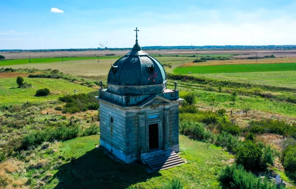 Mausoleul familiei Mocioni din Foeni, profanat. Preotul satului a sesizat poliția
