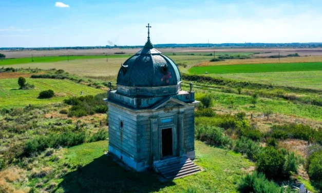 Mausoleul familiei Mocioni din Foeni, profanat. Preotul satului a sesizat poliția