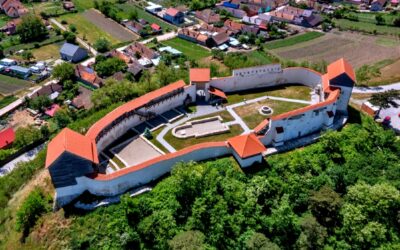 „Cetatea de pământ”, aflată la doar 20 de kilometri de Brașov, pe care trebuie să o vizităm în această vară. A fost distrusă și de turci, și de Vlad Țepeș