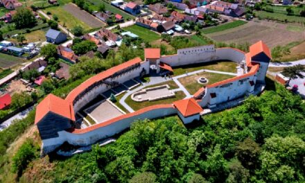 „Cetatea de pământ”, aflată la doar 20 de kilometri de Brașov, pe care trebuie să o vizităm în această vară. A fost distrusă și de turci, și de Vlad Țepeș