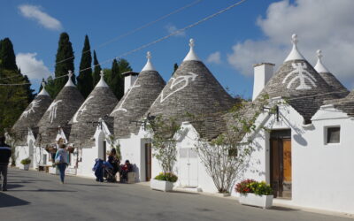Alberobello, căsuțele „trulli” ale Pugliei: ghidul complet pentru o escapadă în orașul alb al Italiei