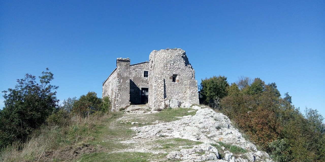 O cetate veche de 5.000 de ani descoperită într-o pădure deasă din Neamț