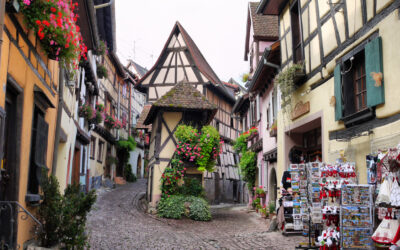 Știați că în Franța este un sat medieval construit în trei cercuri perfecte? Care e povestea lui?