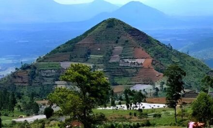 Știați că cea mai veche piramida din lume, Gunung Padang, nu a fost ridicată de oameni?