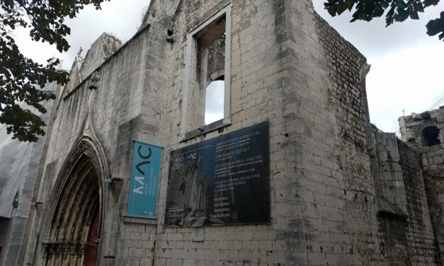 Carmo – mănăstirea fără acoperiș, ruina care povestește tragedia Lisabonei din 1755 – un simbol al splendorii gotice portugheze și al dezastrului care a schimbat pentru totdeauna chipul orașului