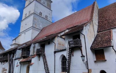 Biserica fortificată din Hărman – o capodoperă medievală cu ziduri groase, 7 turnuri de apărare și un clopotniță de 56 m înălțime!