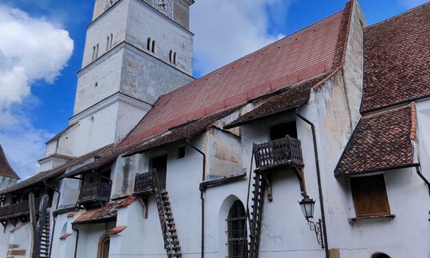 Biserica fortificată din Hărman – o capodoperă medievală cu ziduri groase, 7 turnuri de apărare și un clopotniță de 56 m înălțime!