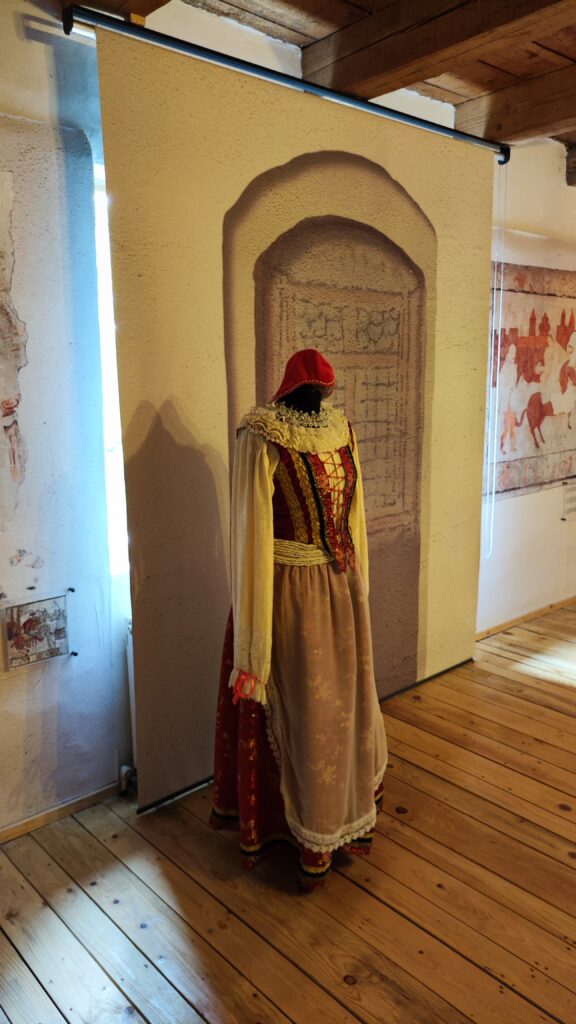 Castelul Daniel din Talisoara, Covasna, costume de epoca din muzeul castelului, credit foto Turism Istoric