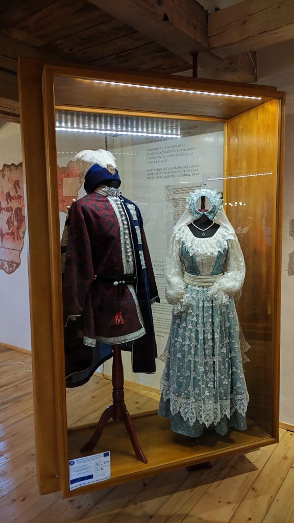 Castelul Daniel din Talisoara, Covasna, costume de epoca din muzeul castelului, credit foto Turism Istoric