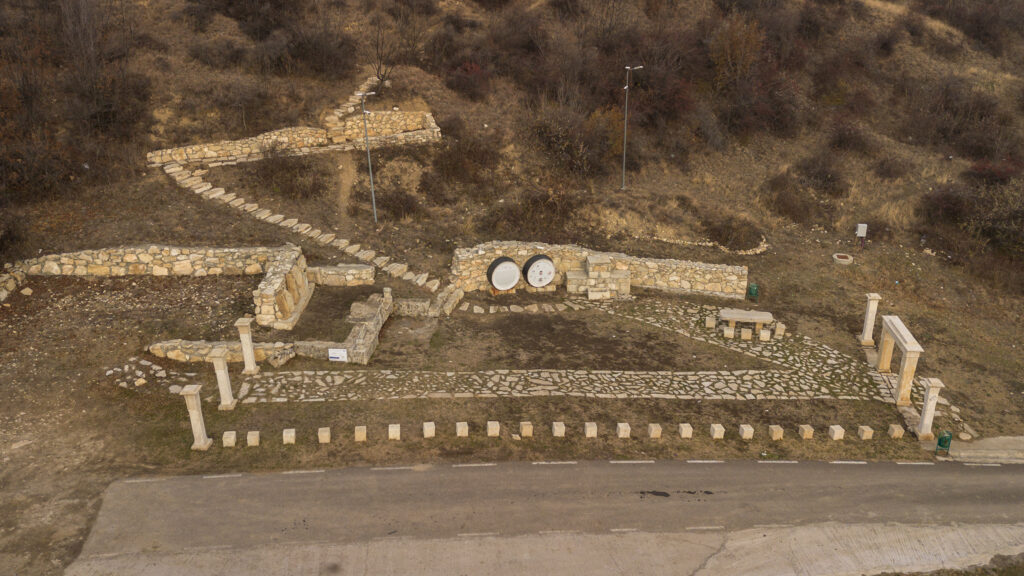 Castrul de la Pietroasele si locul descoperirii tezaurului Closca cu puii de aur Credit foto Romaia Atractiva