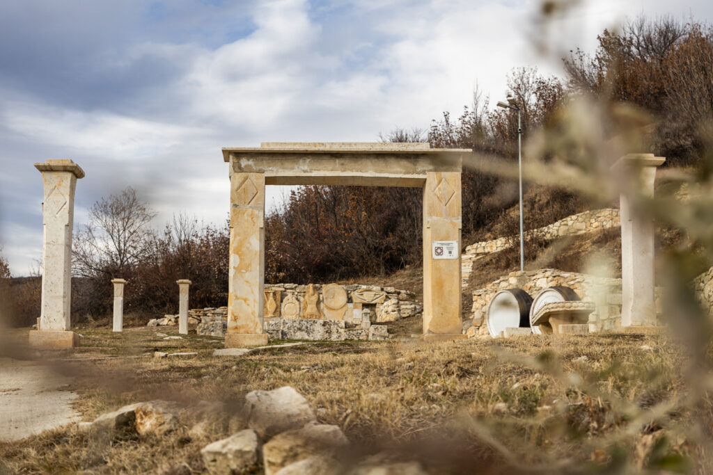 Castrul de la Pietroasele si locul descoperirii tezaurului Closca cu puii de aur Credit foto Romaia Atractiva