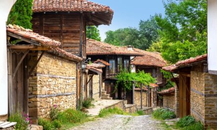 Tot mai mulți britanici cumpără case la prețuri de… mașină second‑hand într-o țară vecină – Bulgarii spun „bun venit”!