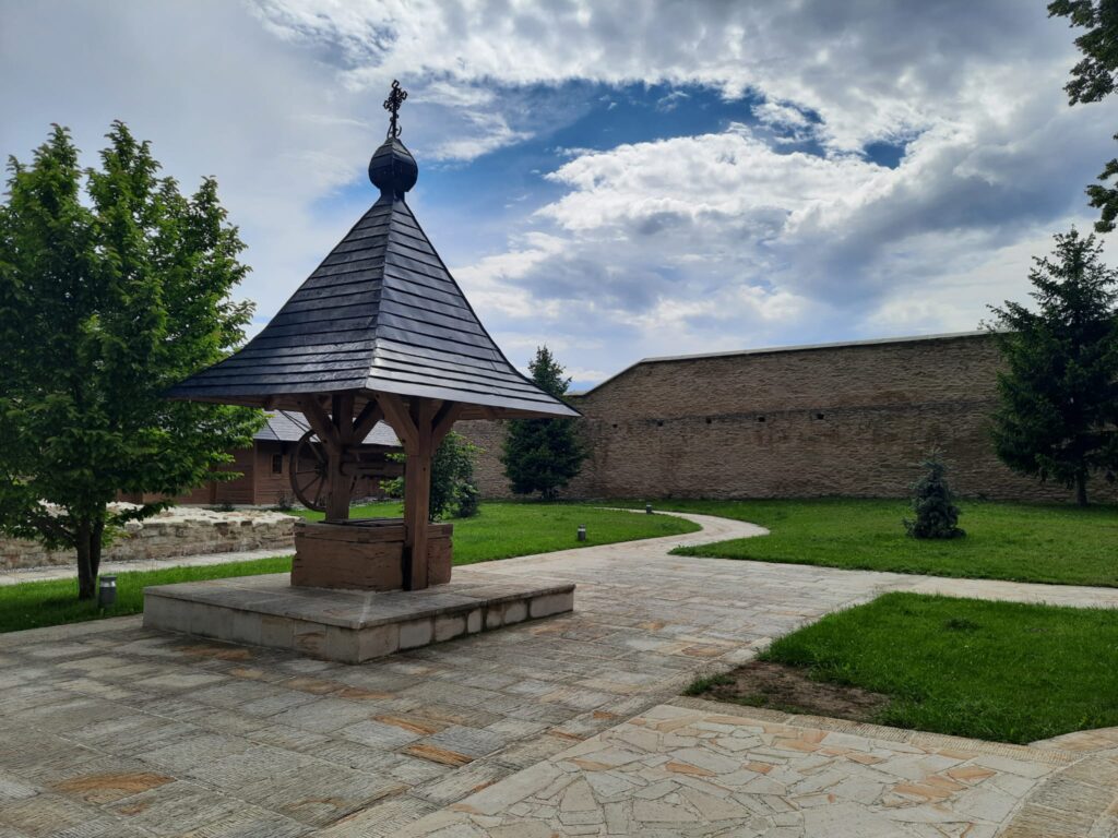 Zidul fortificatiei, Manastirea Probota, Foto Tudor Sprînceană