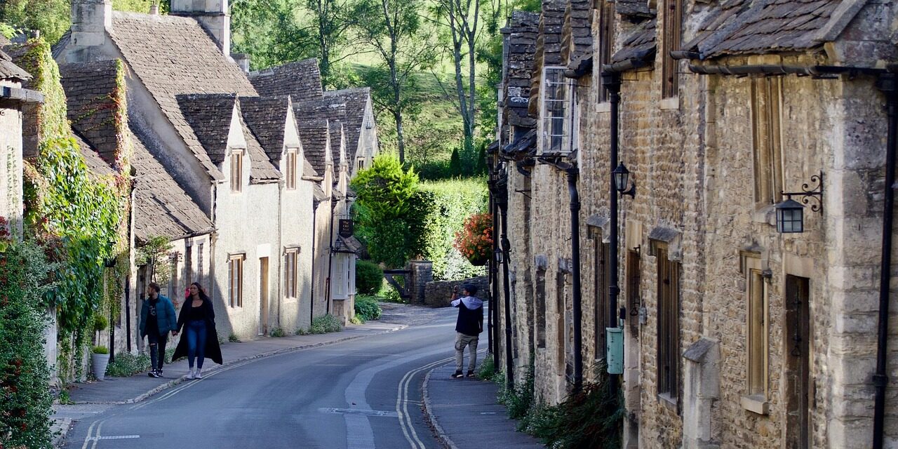 Castle Combe: idilicul sat englez tulburat de invazia dronelor