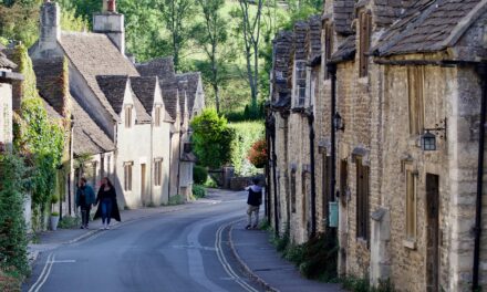 Castle Combe: idilicul sat englez tulburat de invazia dronelor