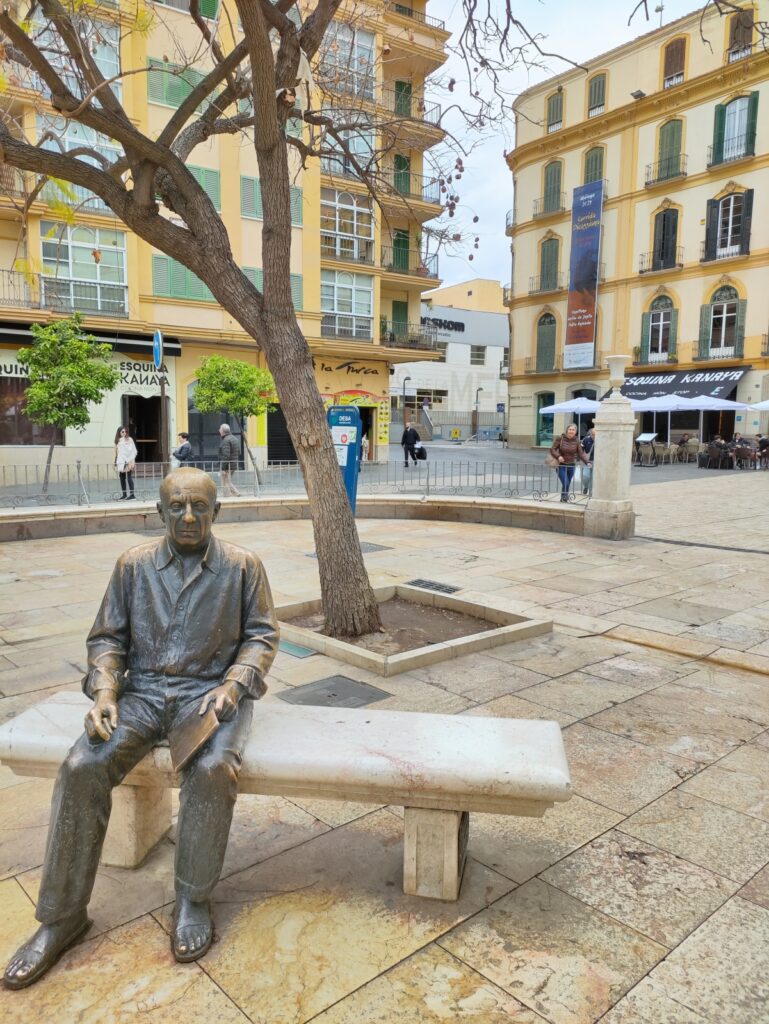 Malaga, statuia lui Picasso in fata clădirii in care s-a nascut artistul, credit foto Turism Istoric