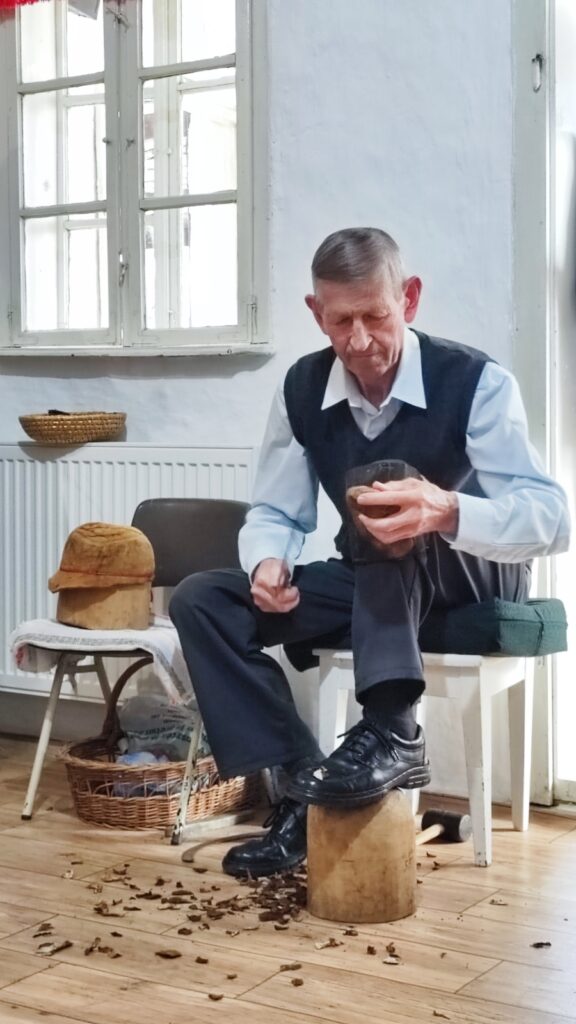 Meșteșugar din Corund prelucrând manual iasca Foto Turism Istoric