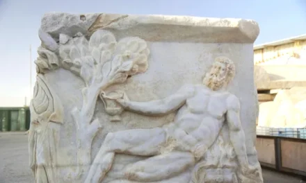 Un sarcofag spectaculos din perioada romană, vechi de 1700 de ani, descoperit în Cezareea, Israel