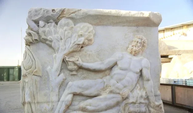 Un sarcofag spectaculos din perioada romană, vechi de 1700 de ani, descoperit în Cezareea, Israel