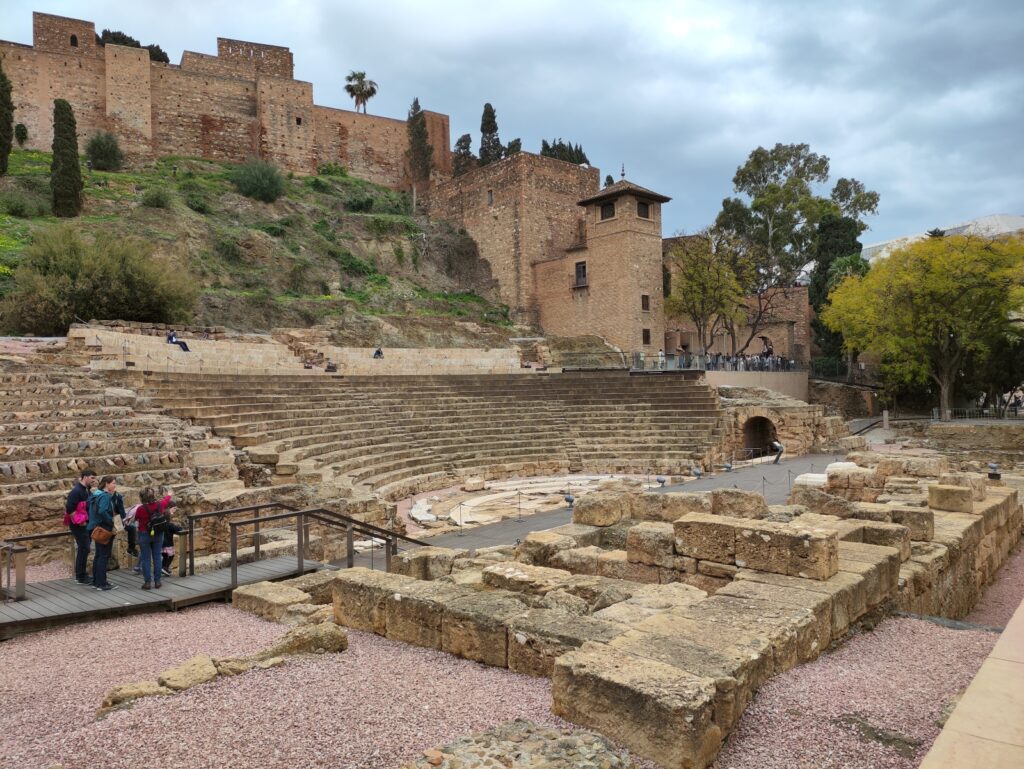 Teatrul roman si deasupra Alcazaba maura, credit foto Turism Istoric