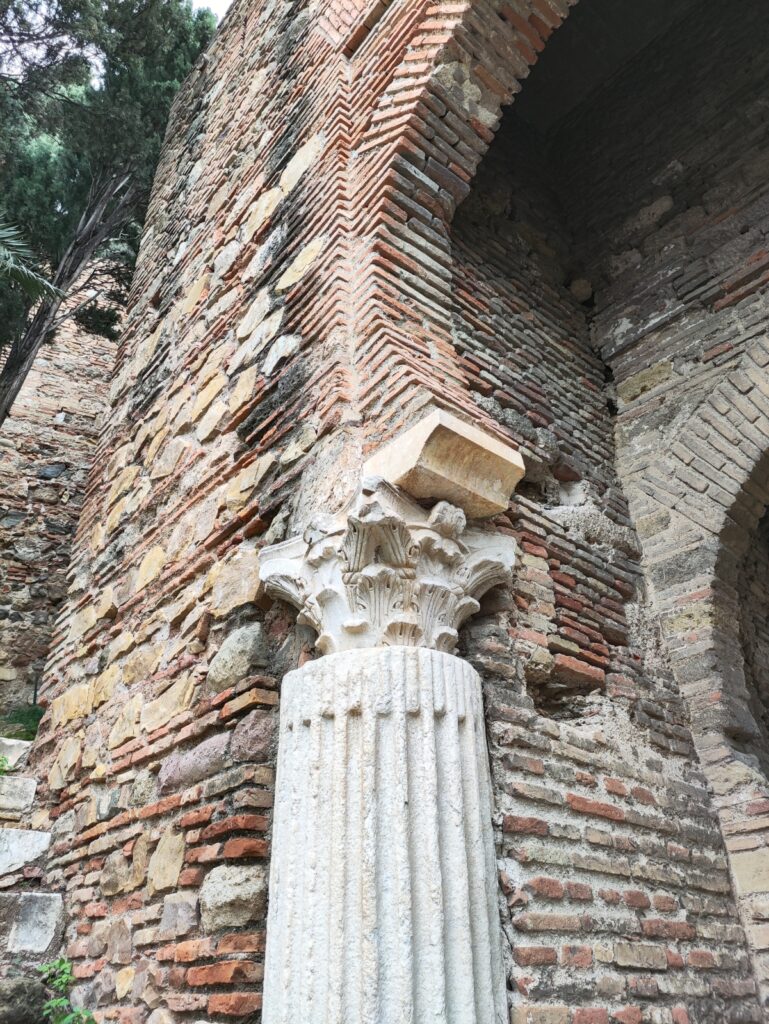 Malaga, Cum au fost folosite coloanele din teatrul roman in Alcazaba maura credit foto Turism Istoric