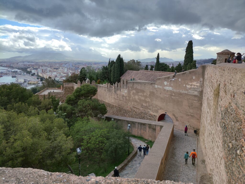 Malaga, vedere din si cu castelul Gibralfaro credit foto Turism Istoric