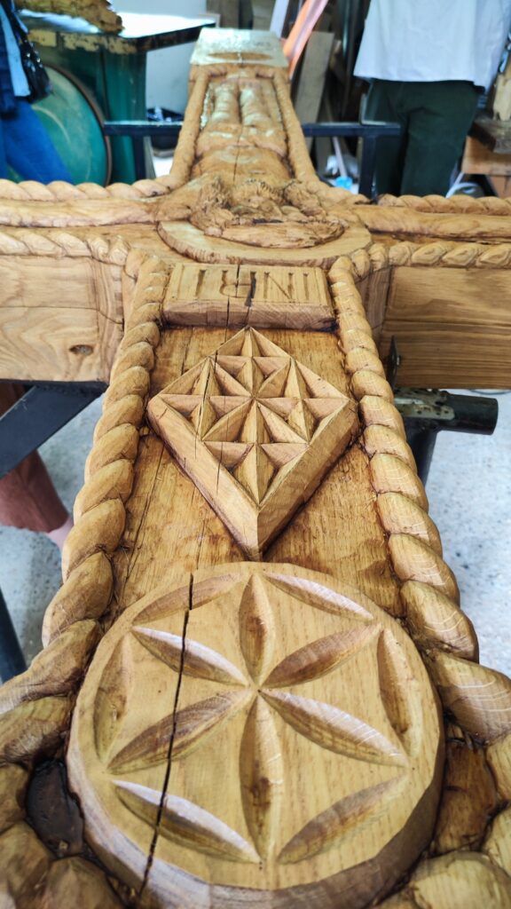 In atelierul de sculptura al unui mester din satul Breb, credit foto Turism Istoric