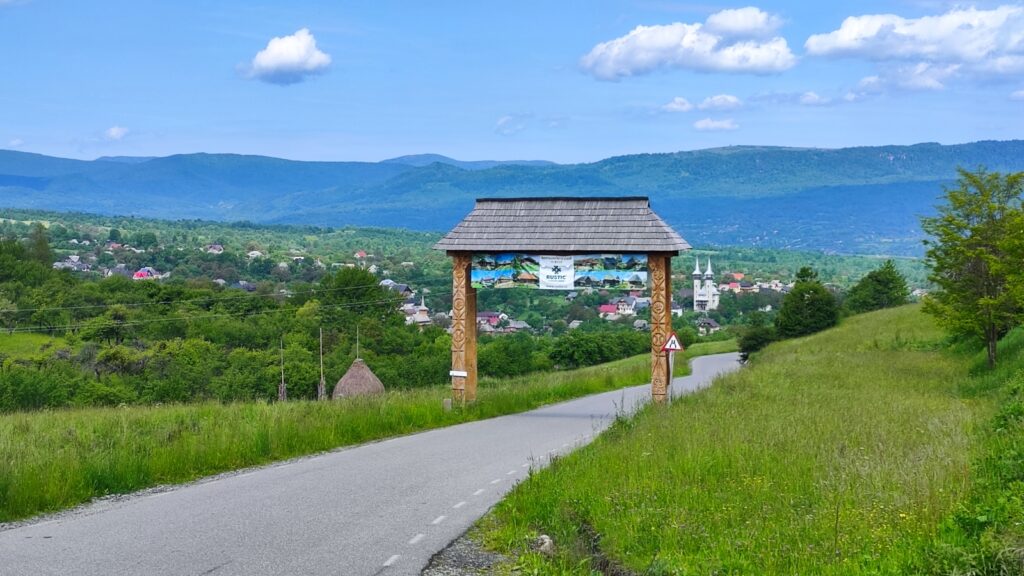Poarta maramureseana de intrat in satul Breb