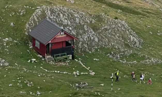 „Dacă nu reușim să-l facem până la sfârșitul lui octombrie, zăpada îl dărâmă cu siguranță”. Apel pentru salvarea unui refugiu de pe traseele montane 