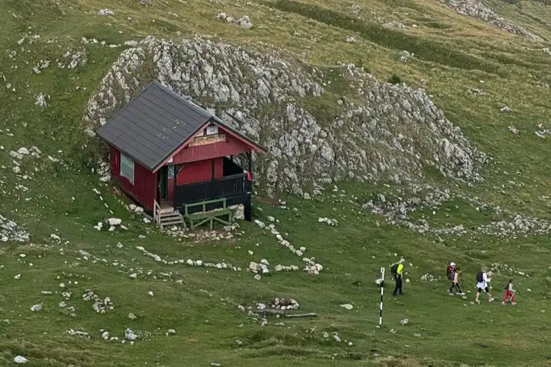 „Dacă nu reușim să-l facem până la sfârșitul lui octombrie, zăpada îl dărâmă cu siguranță”. Apel pentru salvarea unui refugiu de pe traseele montane 