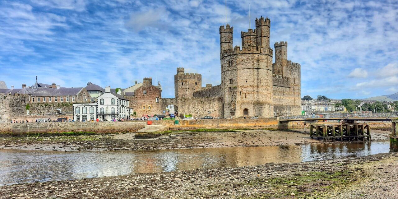 Castelul Caernarfon – simbol al puterii engleze în Țara Galilor