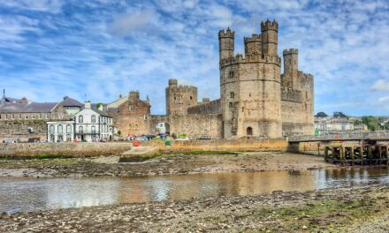 Castelul Caernarfon – simbol al puterii engleze în Țara Galilor