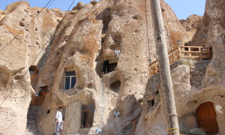 Kandovan – acolo unde piatra are suflet. 700 de ani de locuire neîntreruptă într-un sat scobit în munte