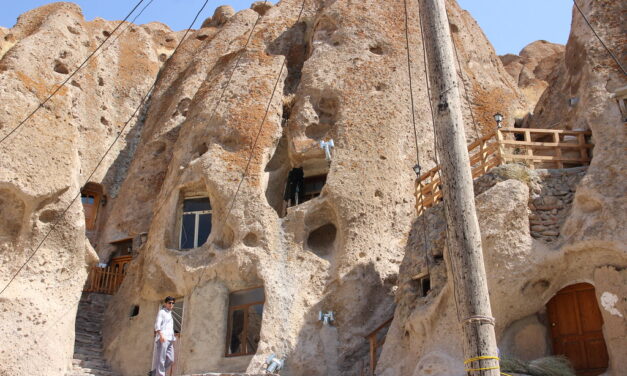 Kandovan – acolo unde piatra are suflet. 700 de ani de locuire neîntreruptă într-un sat scobit în munte