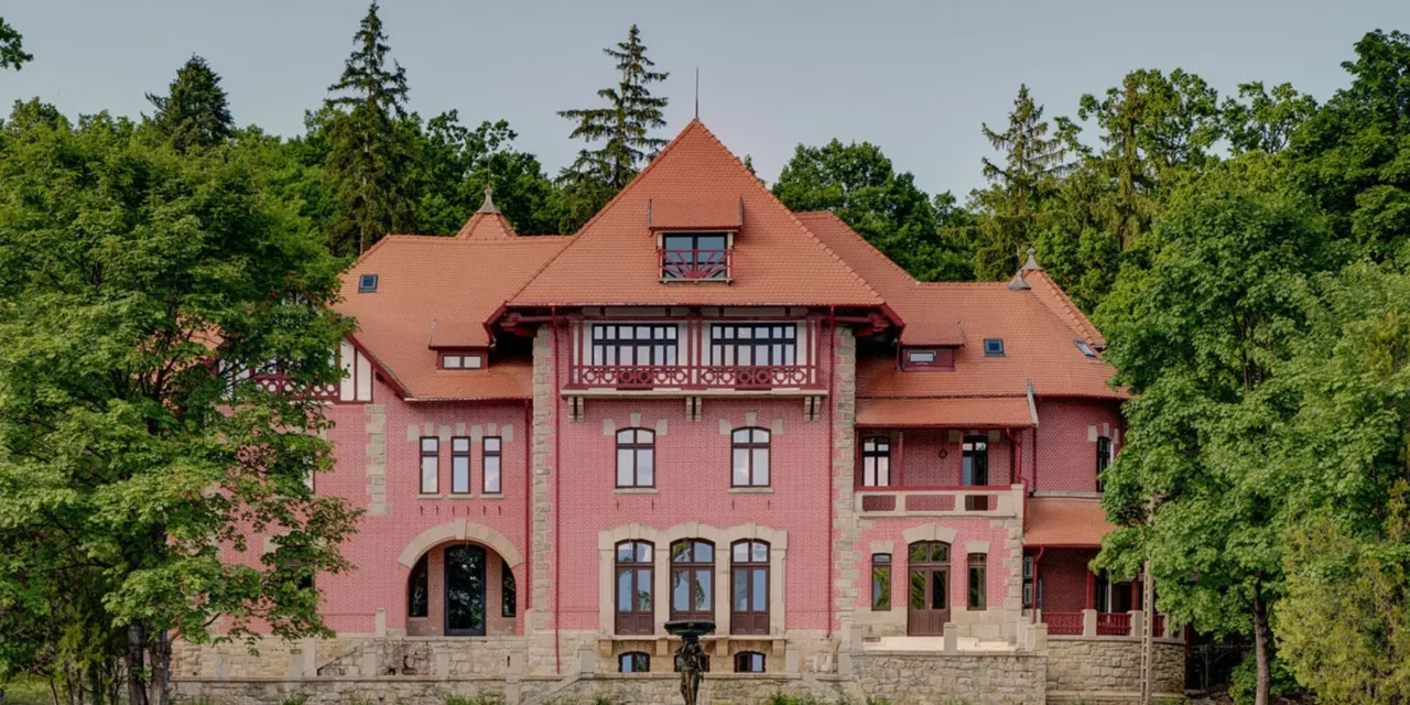 Palatul Știrbey de la Dărmănești – rafinamentul stilului Neoromânesc, azi la vânzare