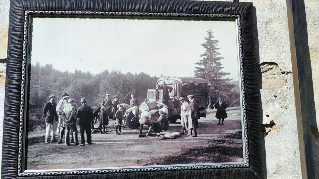 Studioul foto Kovats Odorheiul Secuiesc Credit foto Turism Istoric - expozitia de pe perete cu imagini din viata cotidiana