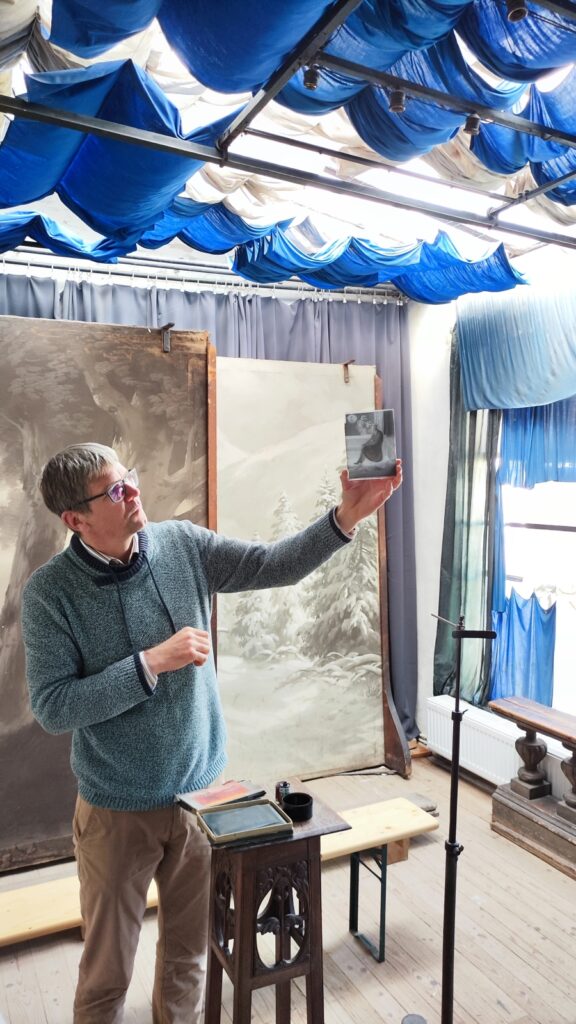 Árpád Kováts, în studio, explicând cum erau realizate fotografiile străbunicului său