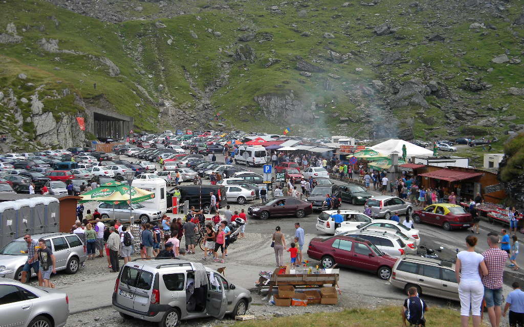 Posibilă soluție occidentală pentru a scăpa de kitsch-ul, mizeria și aglomerația de pe Transfăgărășan – taxă de acces la Bâlea Lac!