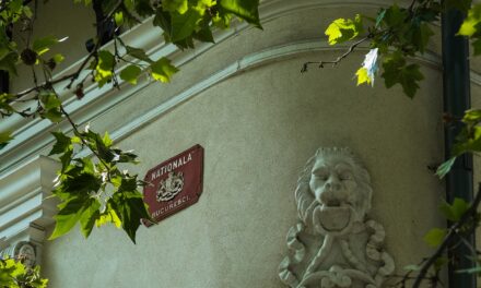 Plăcuțele vechi ale caselor din Bucureștii de altădată – o istorie urbană uitată