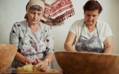 „La Părău” din Hărțăgani, locul unde oamenii vor să păstreze rețetele de vărzar pe vecie, și o rețetă tradițională delicioasă de pui