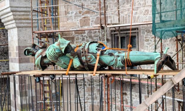 Statuia lui Ioan de Hunedoara, dată jos din turn. Urme stranii găsite pe armura cavalerului de la Castelul Corvinilor