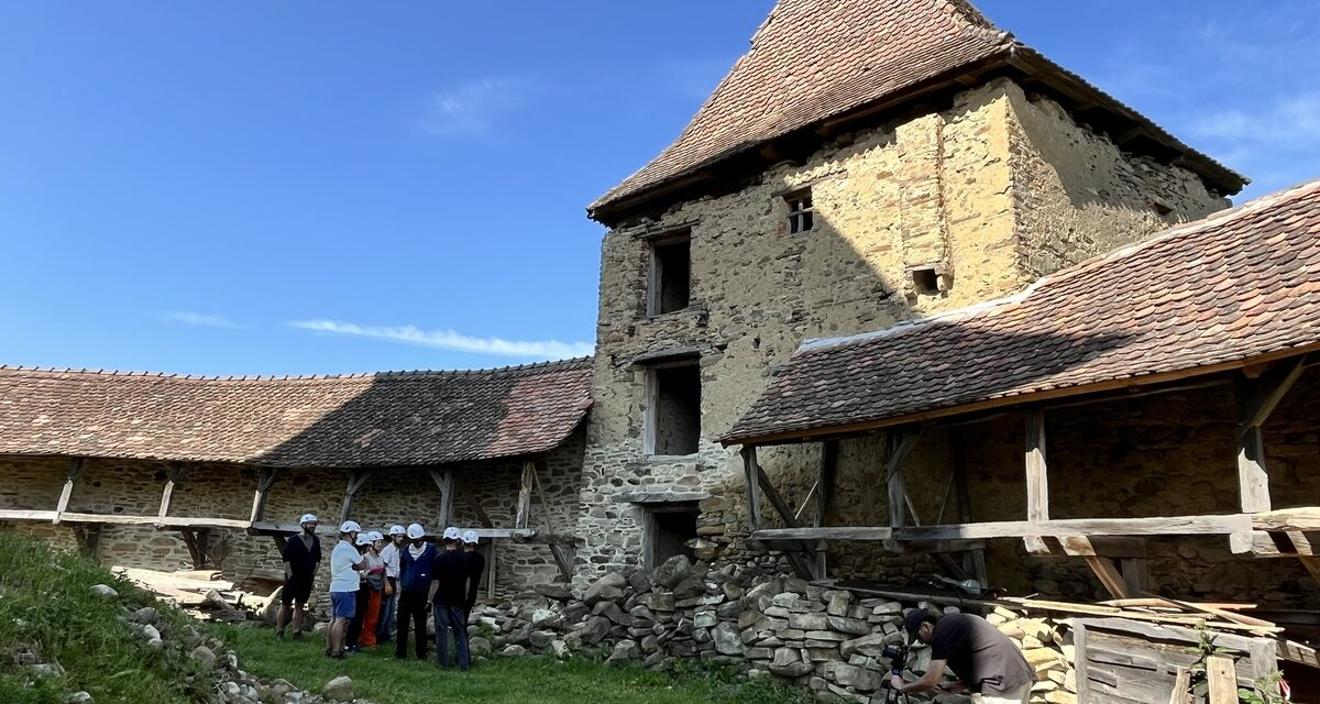 O biserică fortificată, o cetate și legătura cu comunitatea. Cum se învață restaurarea, „pe viu”, la Roadeș și Jimbor