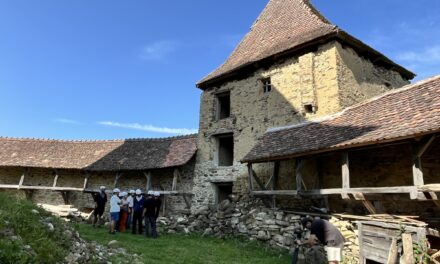 O biserică fortificată, o cetate și legătura cu comunitatea. Cum se învață restaurarea, „pe viu”, la Roadeș și Jimbor