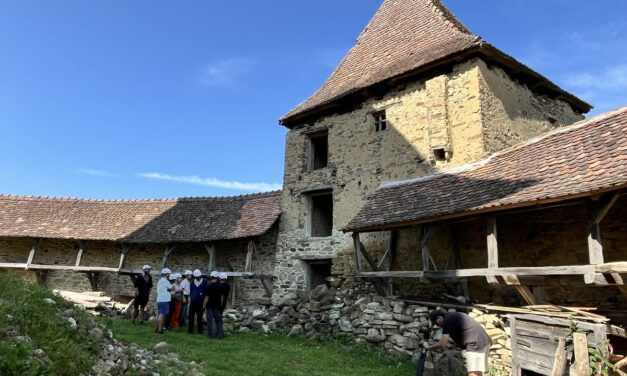 O biserică fortificată, o cetate și legătura cu comunitatea. Cum se învață restaurarea, „pe viu”, la Roadeș și Jimbor