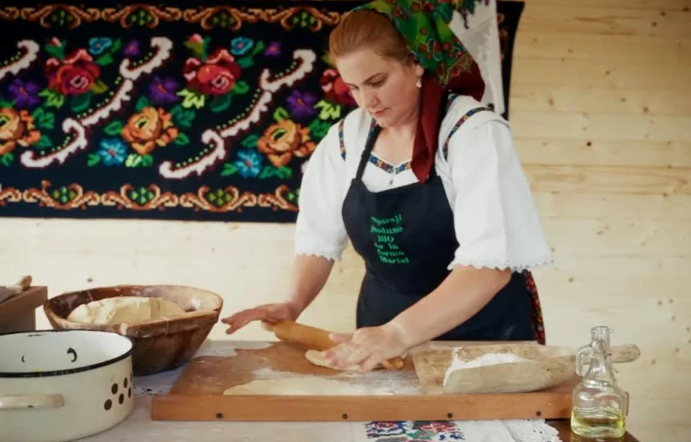 „Portret gastronomic local” ajunge în Maramureș: povestea Mariei din Poiana Novăț și o rețetă tradițională, bună pentru sezon