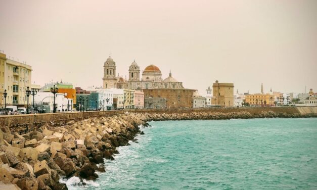 Cádiz – podul dintre continente și orașul misterelor atlantice, unde istoria, constituția și carnavalul se împletesc divin