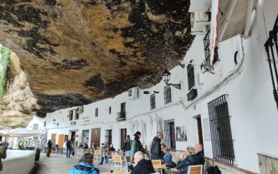 Orașul care trăiește sub stâncă. Setenil de las Bodegas, miracolul alb al Andaluziei
