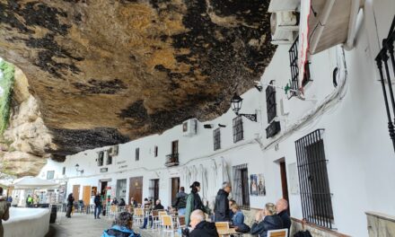 Orașul care trăiește sub stâncă. Setenil de las Bodegas, miracolul alb al Andaluziei